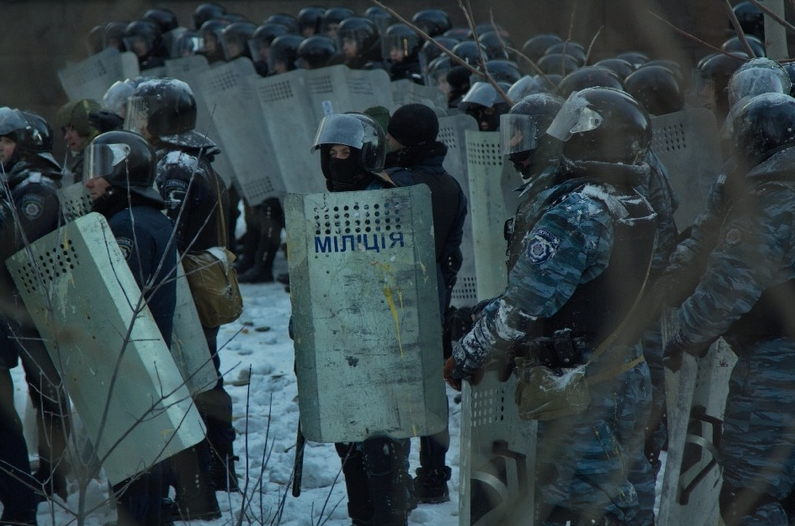 Правоохранители охраняют здание ОГА / фото: Денис Моторин