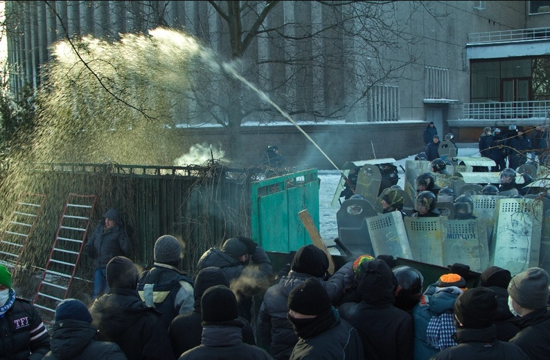 В сильный холод людей поливали водой / фото: Денис Моторин