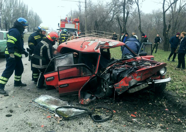 Машина протаранила столб / фото: ГСЧС