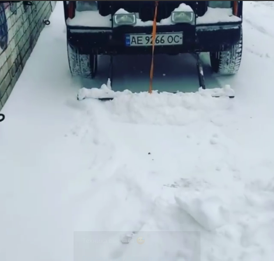 Автомобилисты чистят дороги / фото: tg ebanutiydnepr