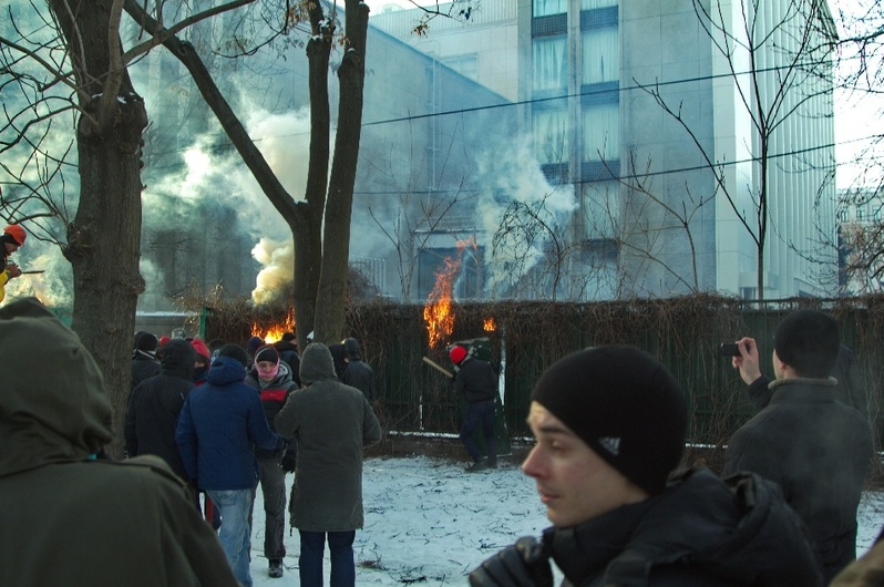 Забор пытались поджечь / фото: Денис Моторин