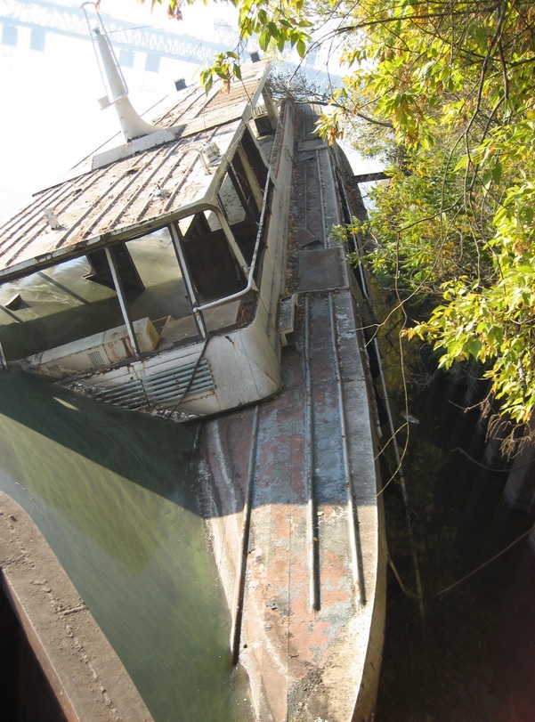 Судно находится в аварийном состоянии - фото: prozorro.sale