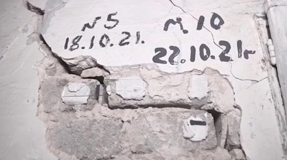 В доме образовались трещины - фото: facebook.com/DNIPROchannel9