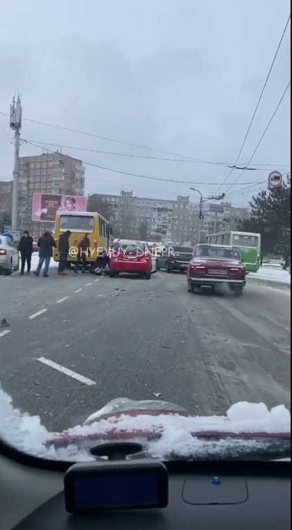 Пытаются откачать человека / фото: ХД