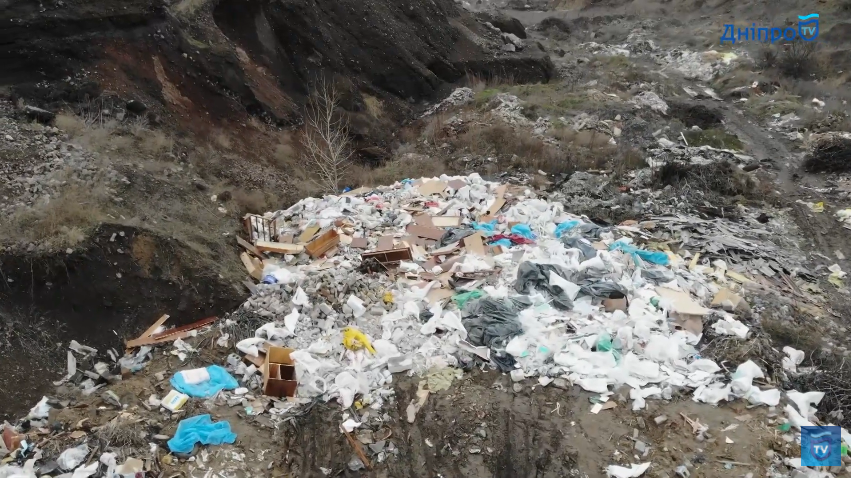 Стихийную свалку обещают ликвидировать / фото: ДніпроTV
