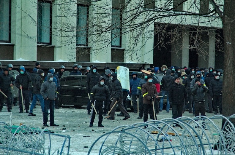 Мужчины, охранявшие ОГА / фото: Денис Моторин