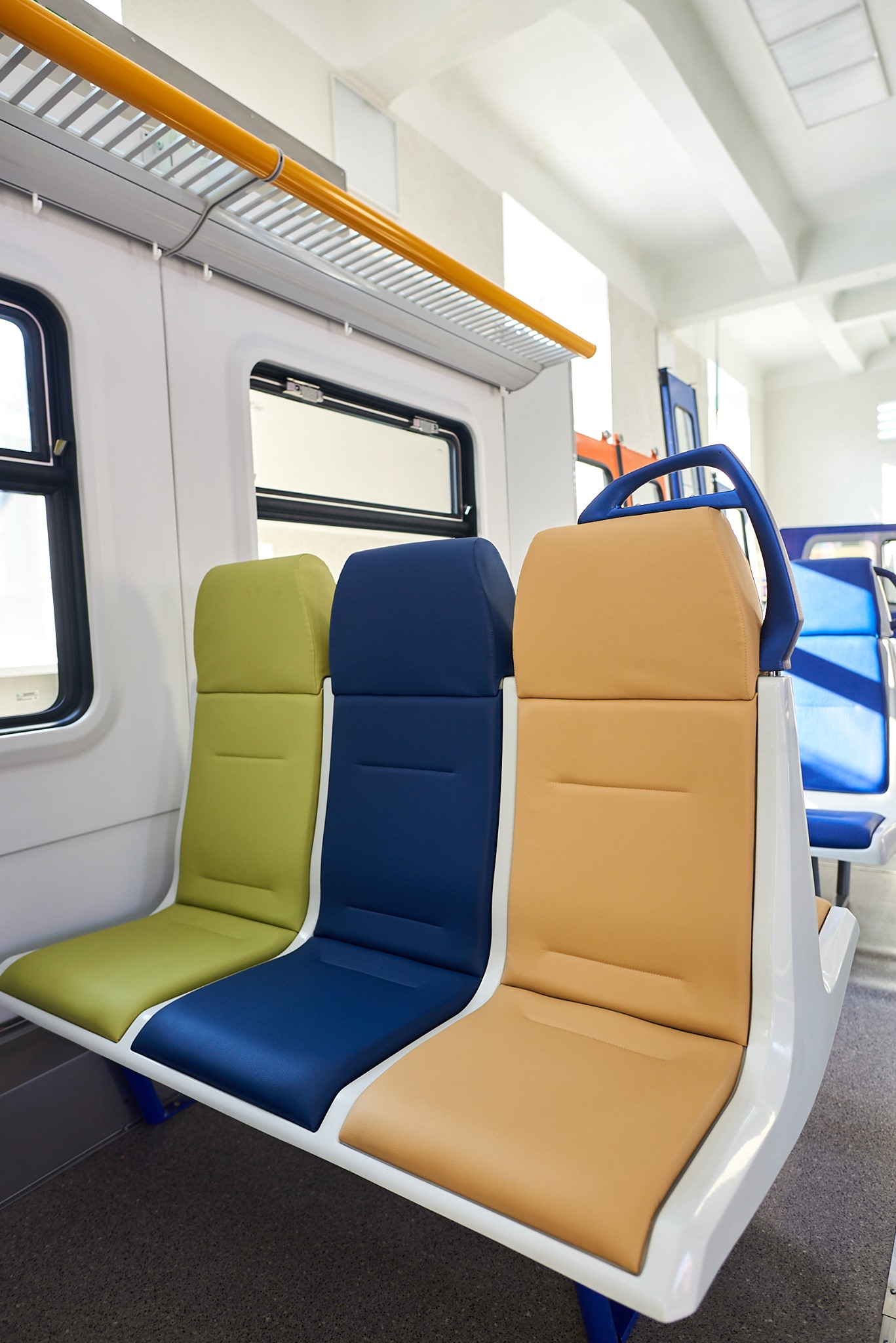 Будет комфортнее: в пригородных электричках появятся разноцветные сидения и новые двери фото 2 1