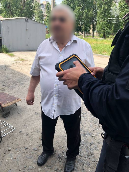 У Дніпрі затримали невідомого, який напав на чоловіка та відрізав йому ніс