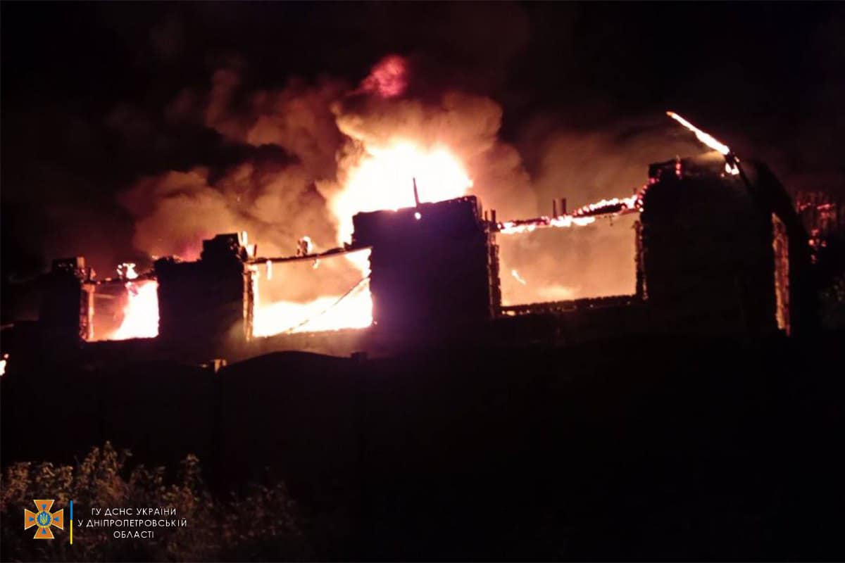 У ніч на 6 червня у Жовтих водах сталася масштабна пожежа в гаражах