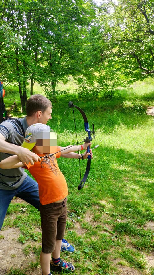 У Дніпрі навчають стріляти з лука за донат на українську армію