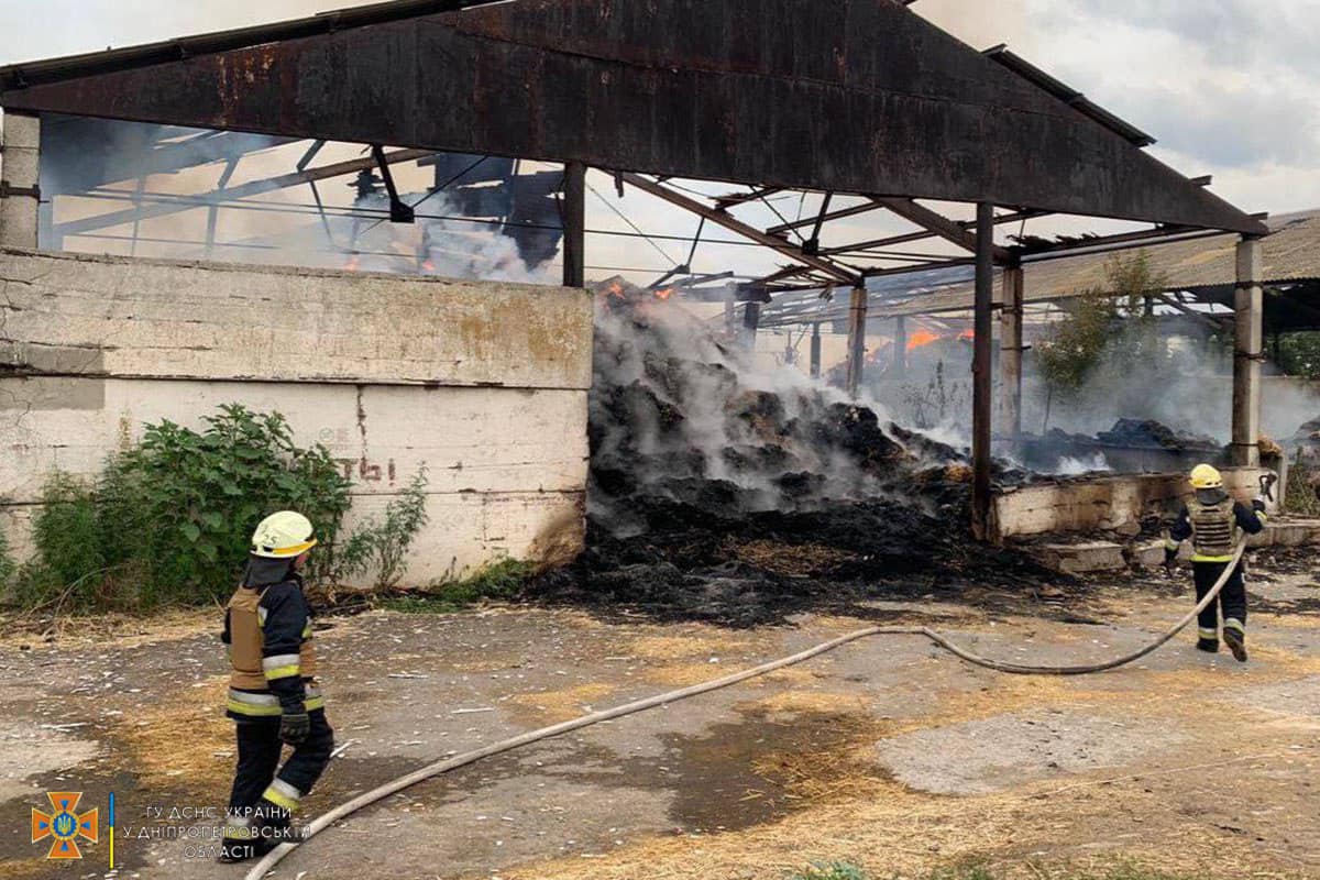 Из-за ракетных ударов возник пожар в ангарах с сеном