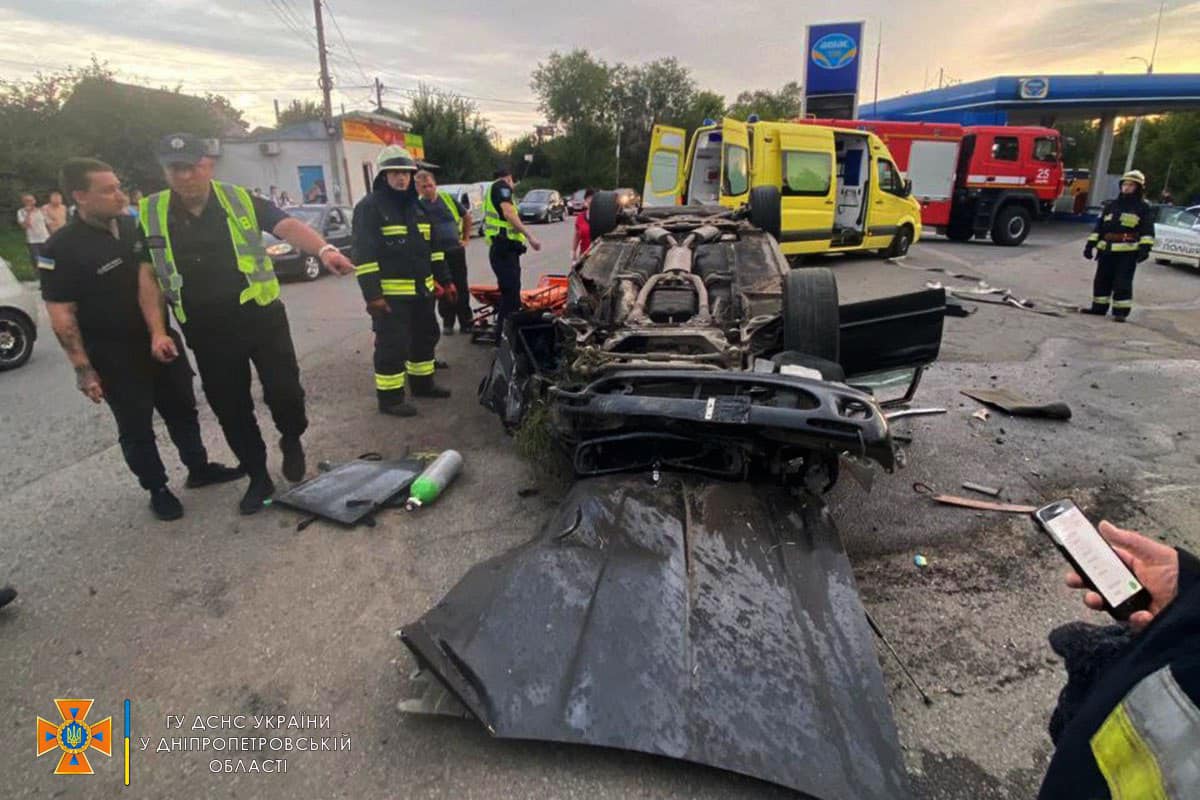 Автомобыль перевернулся на крышу - фото: facebook.com/MNSDNE