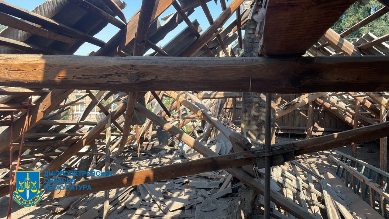 Разрушенная крыша дома - фото: dnipr.gp.gov.ua