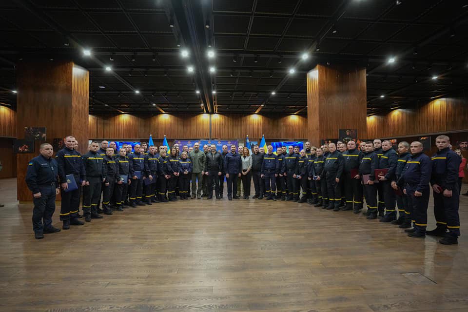 Володимир Зеленський вручив почесні відзнаки рятувальникам Дніпропетровщини