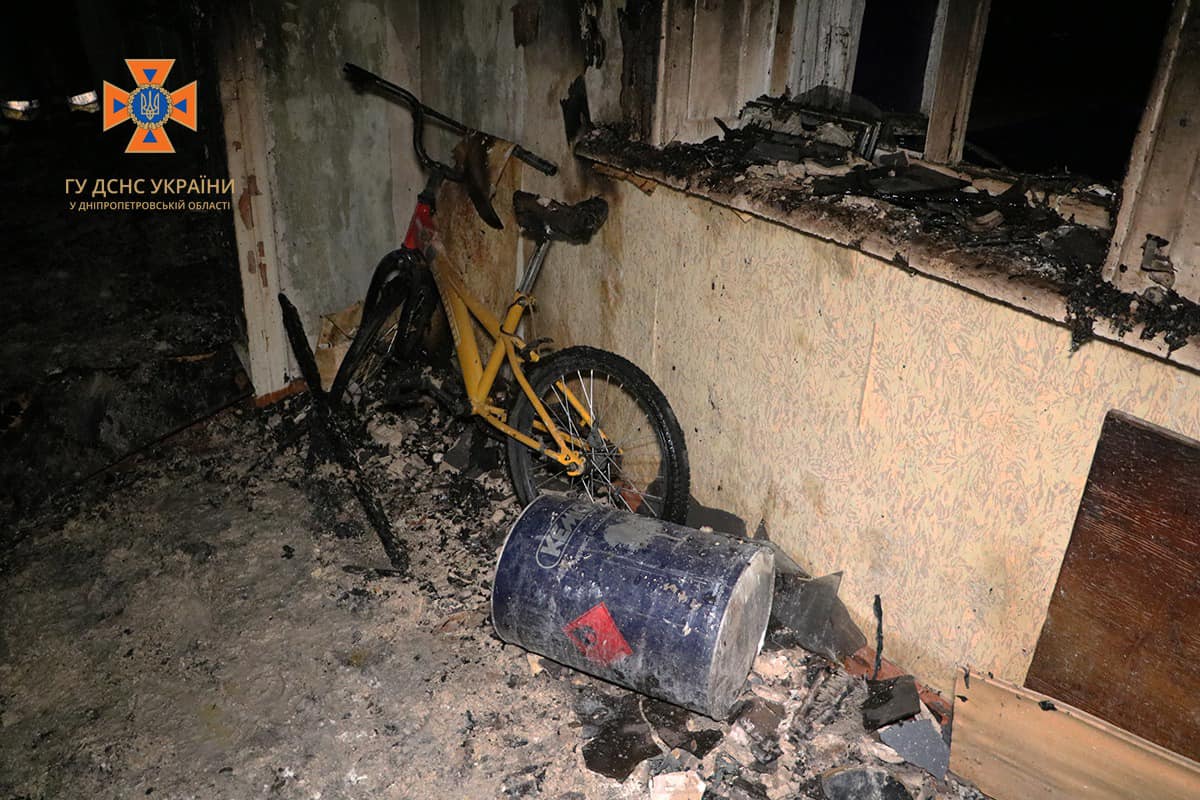 В Днепре горела квартира в Чечелевском районе - фото: facebook.com/MNSDNE