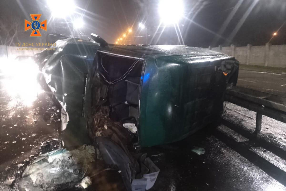 В Днепре микроавтобус влетел в отбойник и перевернулся