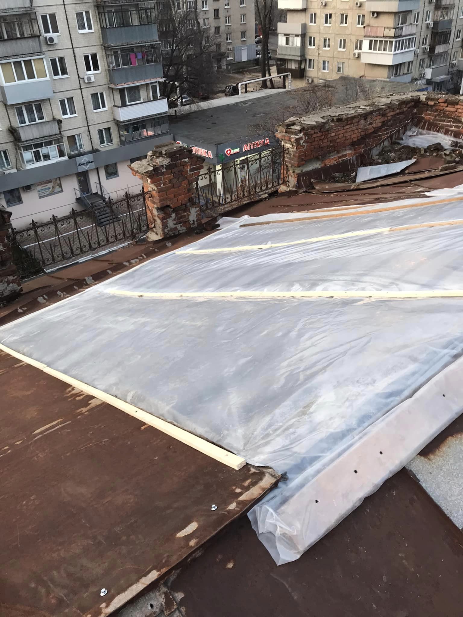 У Будинку офіцерів ремонтують дах