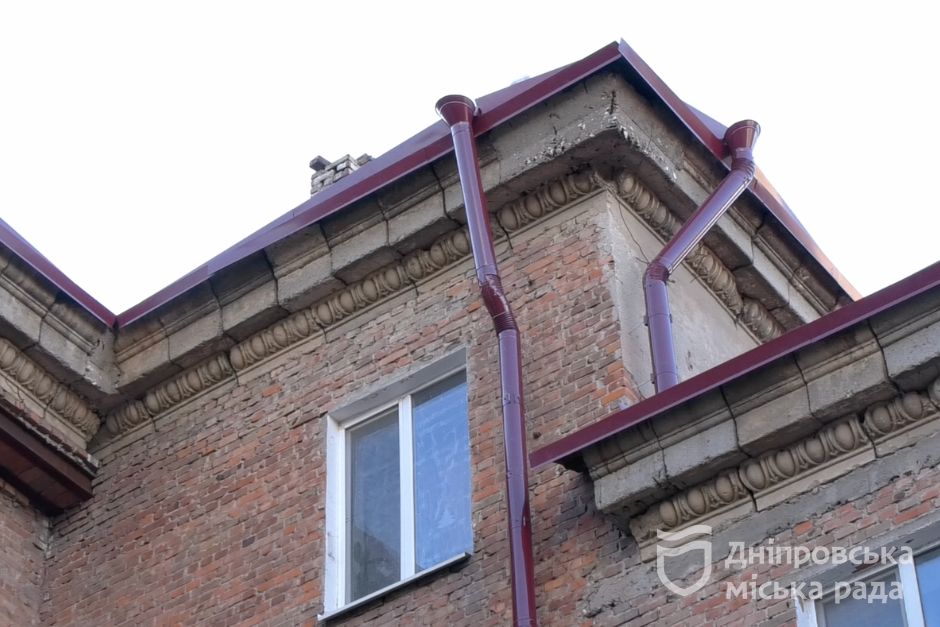 У Дніпрі ремонтують пошкоджені будинки