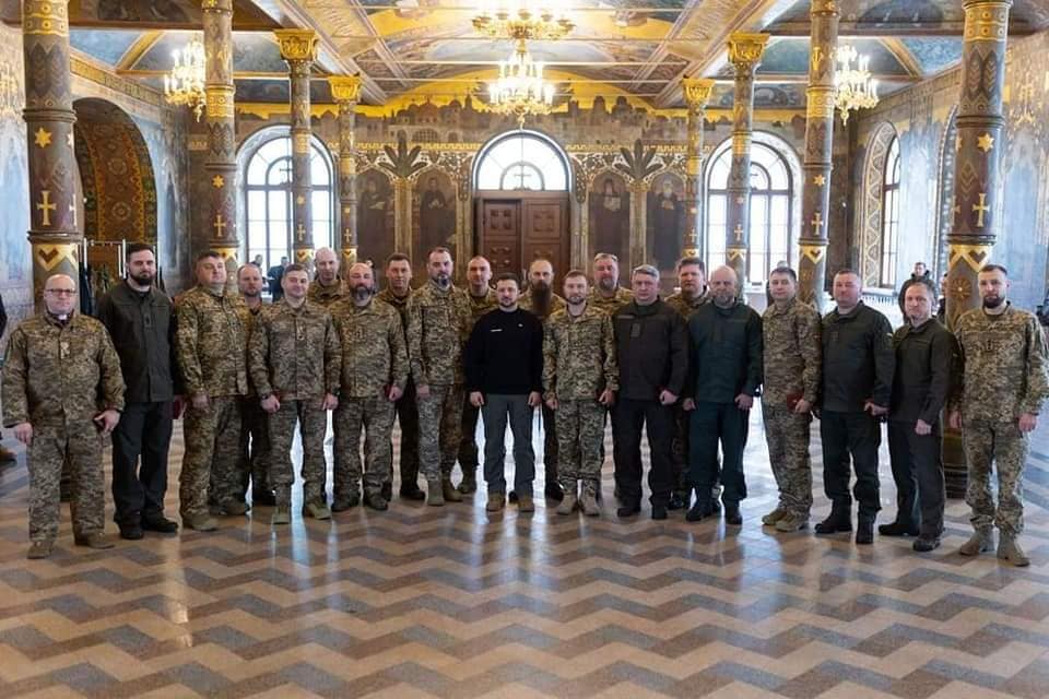 Владимир Зеленский наградил военных капелланов - фото: facebook.com/pvkshid