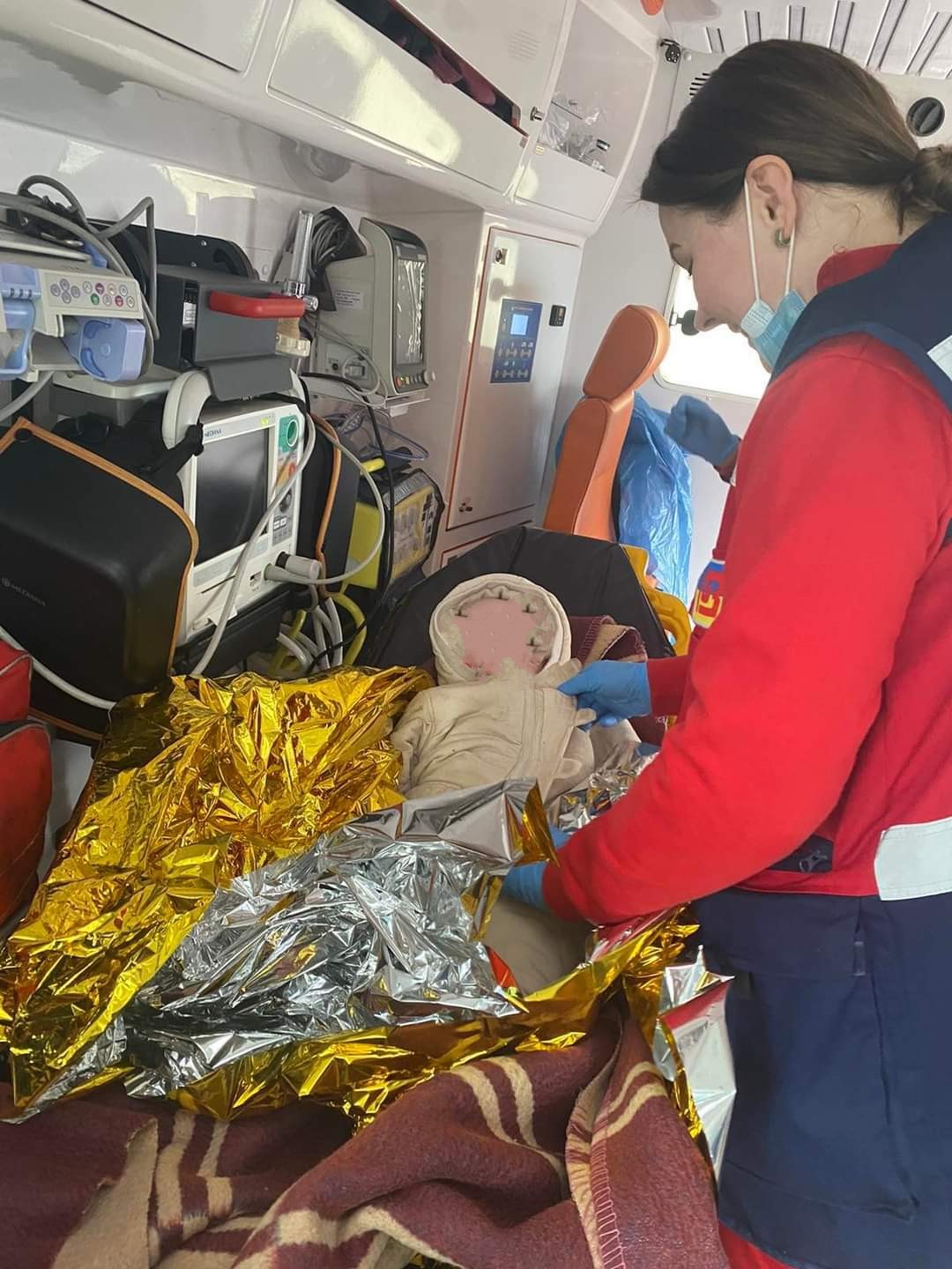 Лкарі забрали дитину та піклуються про неї