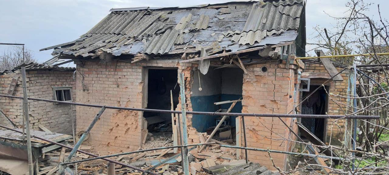 В результате обстрела повреждены дома, автомобили, линии электропередач