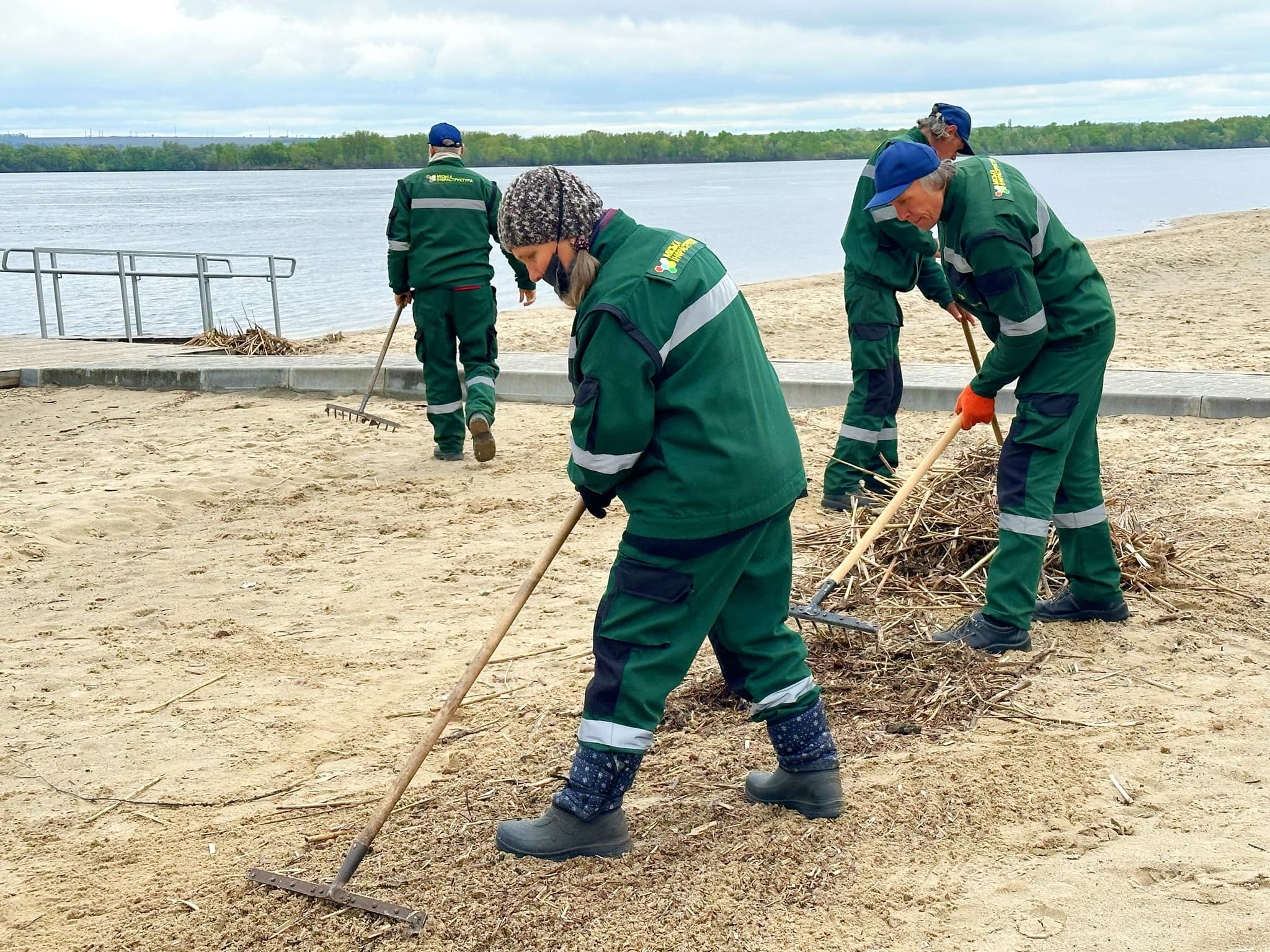 Після підтоплення на Монастирському острові залишилося багато сміття