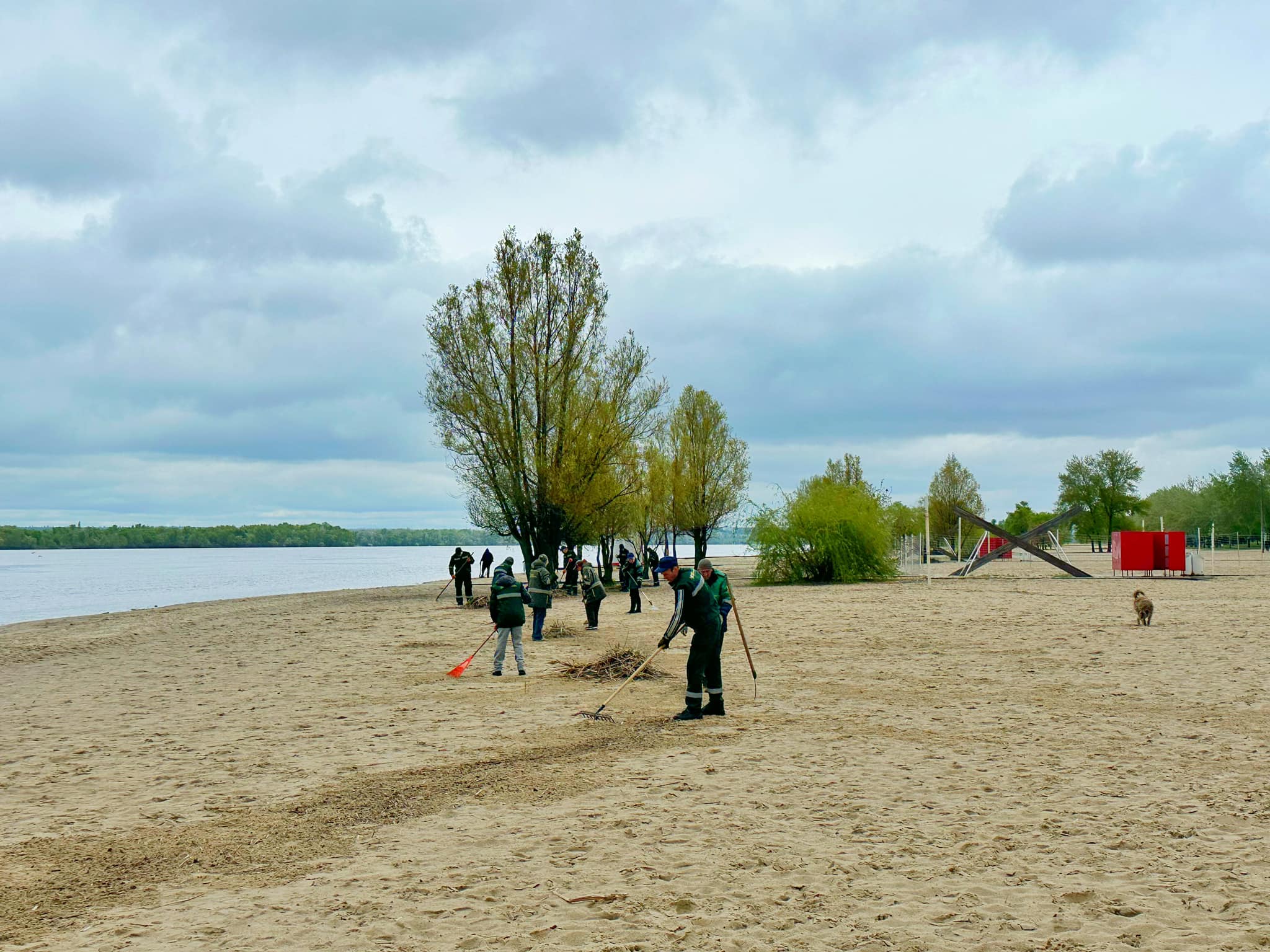 Комунальники прибрали пляж
