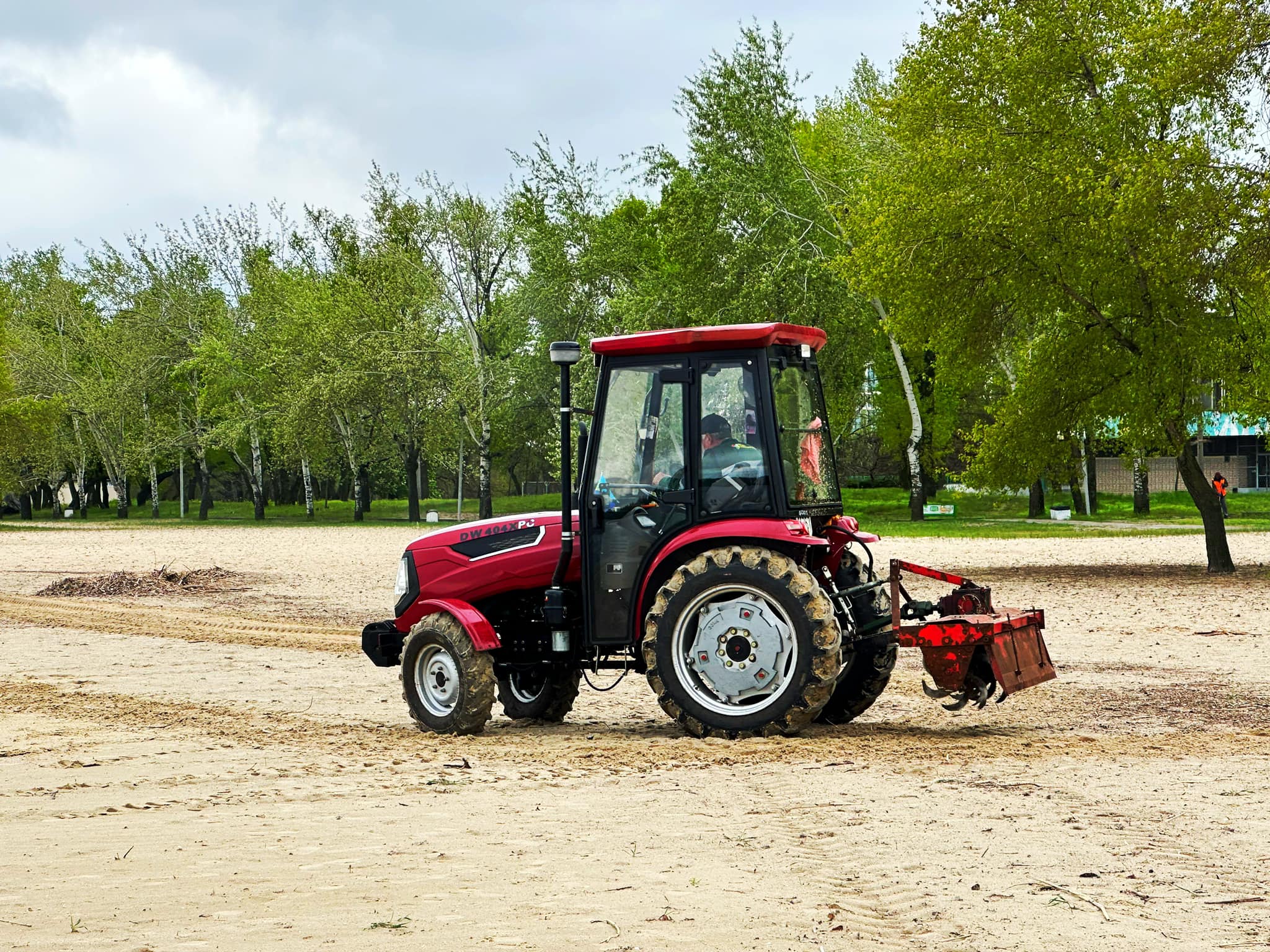 Трактор культивував пісок