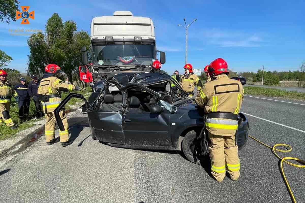 На Дніпропетровщині легковик зіткнувся з вантажівкою