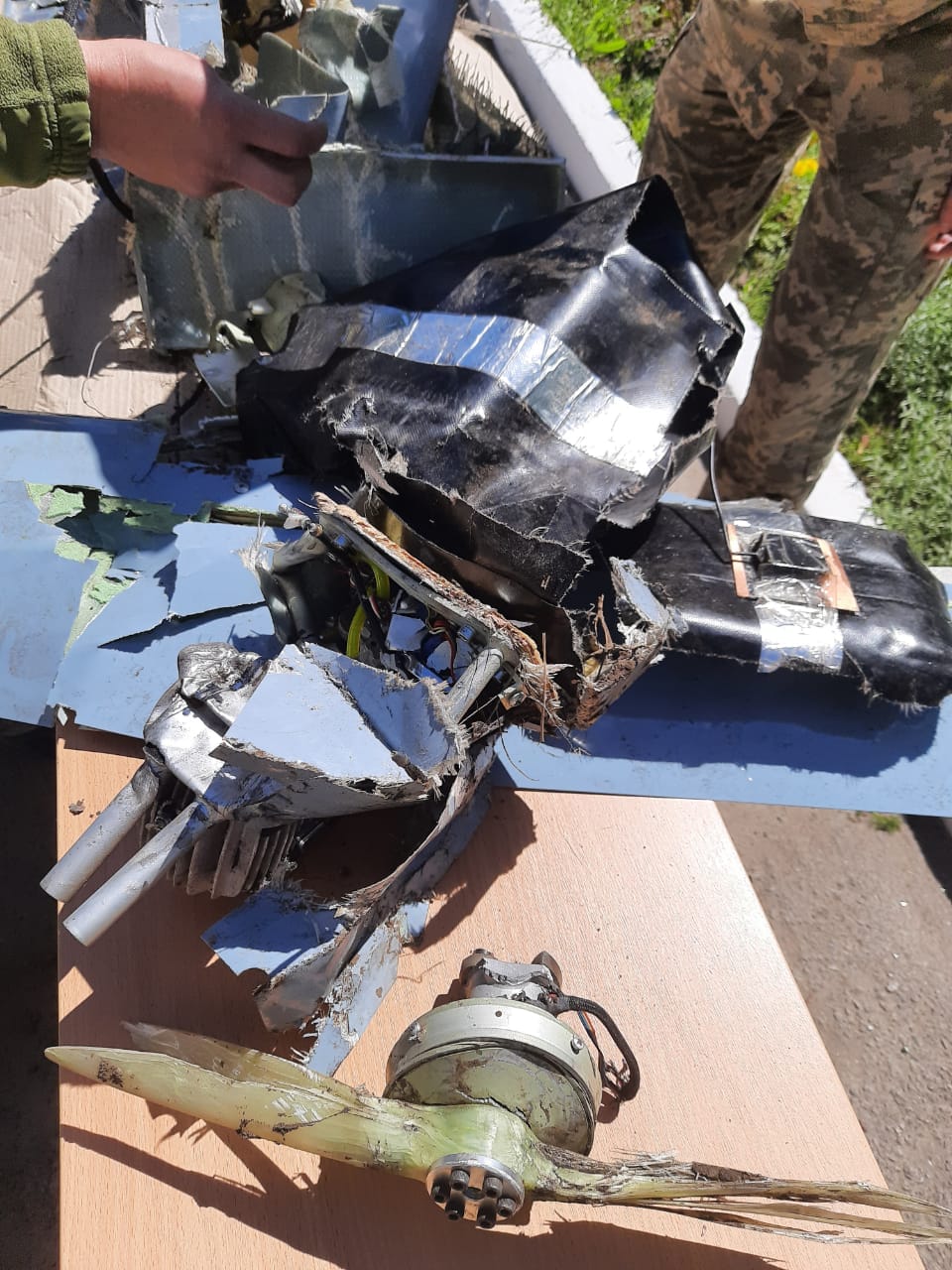 Военные показали обломки сбитого БПЛА