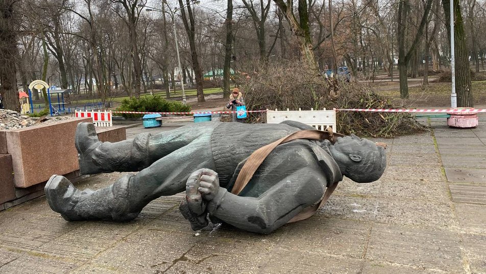 В Днепре был демонтирован памятник Чкалову