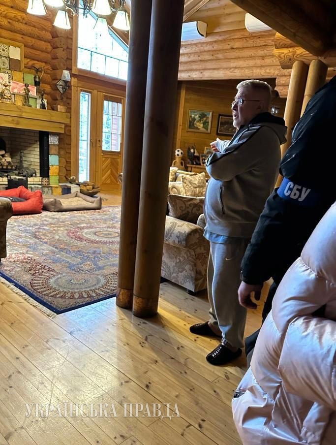 У будинку Коломойського проводять обшуки