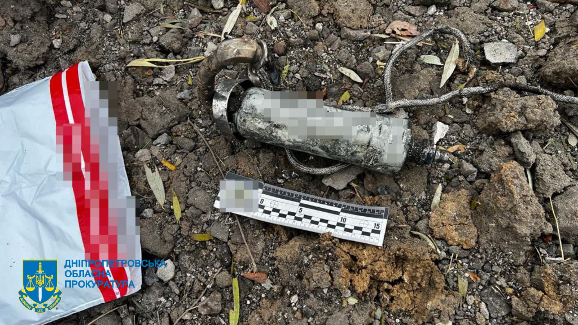 Осколки от вражеской ракеты - фото: dnipr.gp.gov.ua