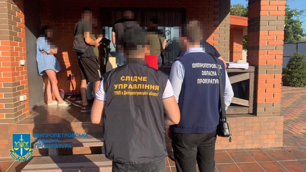 Шахраїв затримали та повідомили їм про підозру