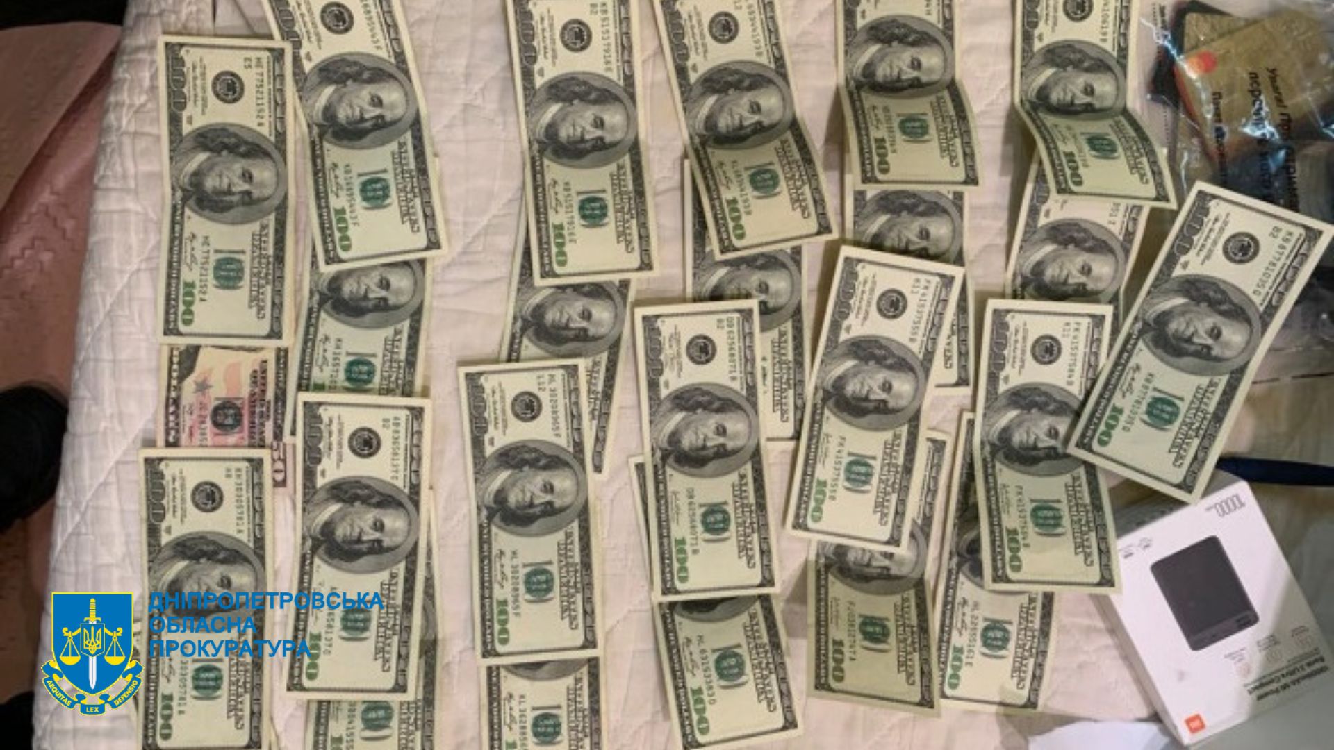 Вдома у затриманих вилучили крадені гроші та інші речі