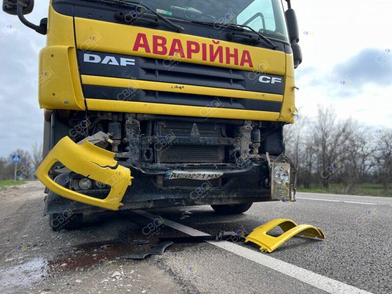 На трасі Дніпро-Кривий Ріг авто потрапило під вантажівку