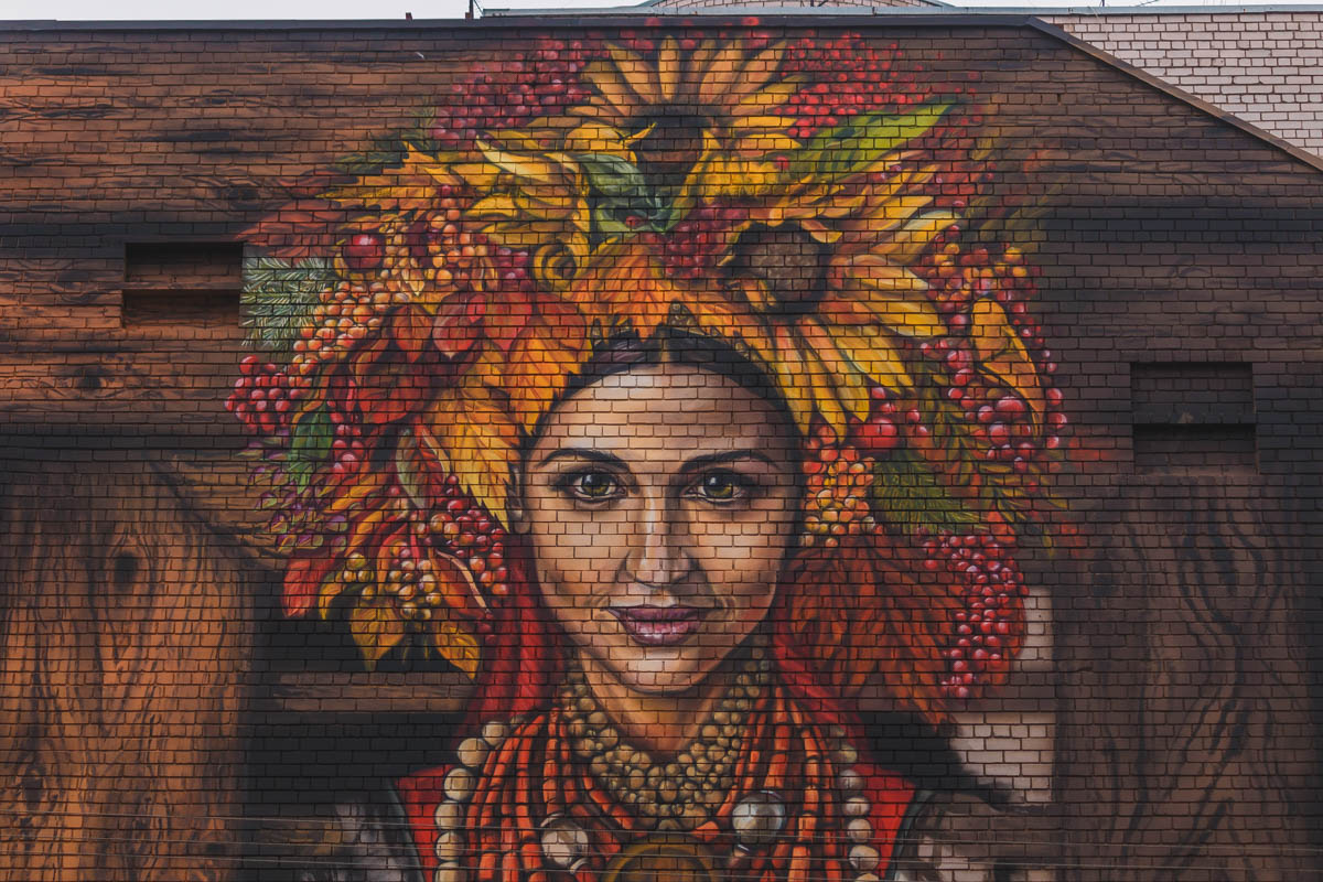 Мурал у Дніпрі із зображенням українки, яка символізує осінь