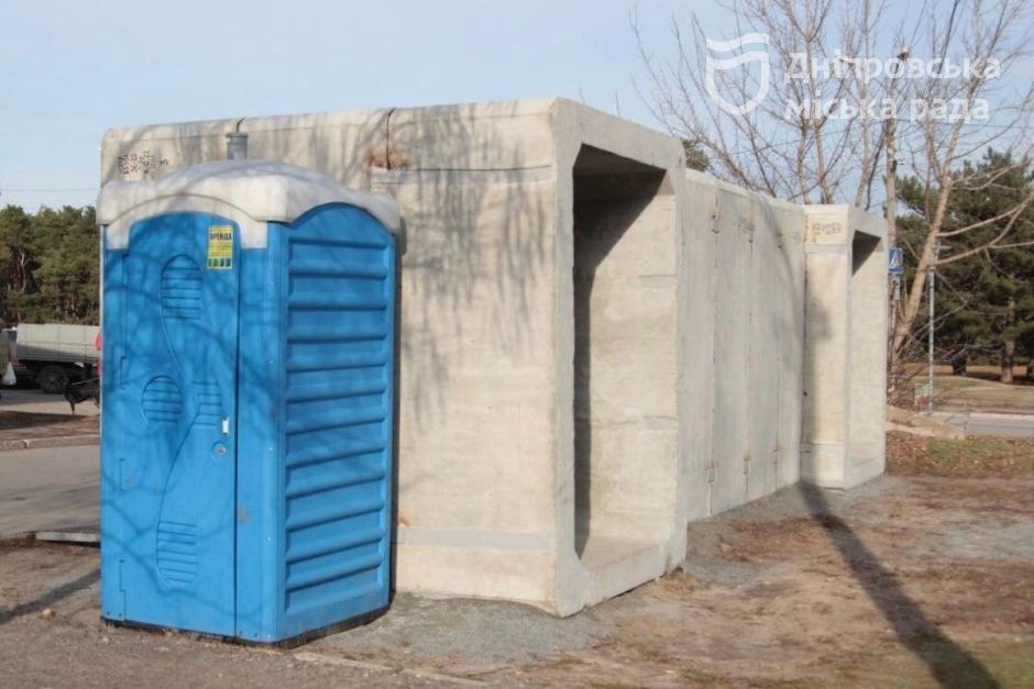 В Днепре продолжают устанавливать защитные сооружения - фото: dniprorada.gov.ua