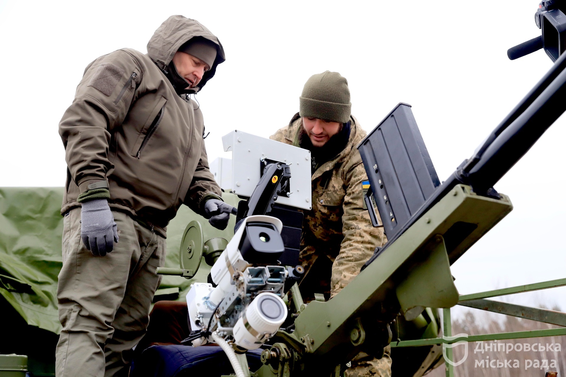 Днепр продолжит покупать необходимые автомобили и технику для защитников