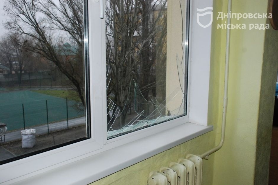 Из-за взрыва в школах выбило окна
