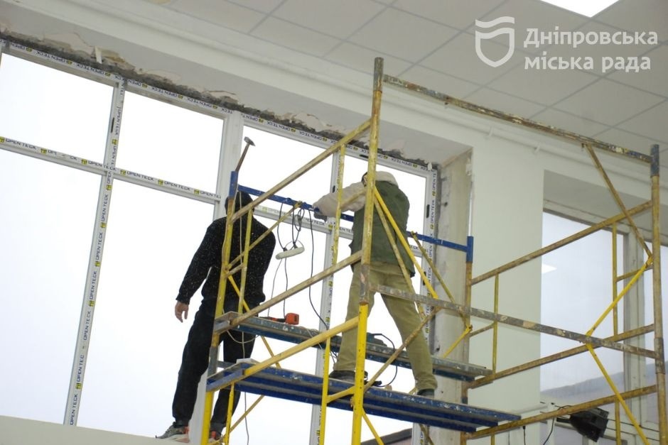 В поврежденных школах устанавливают новые окна - фото: dniprorada.gov.ua