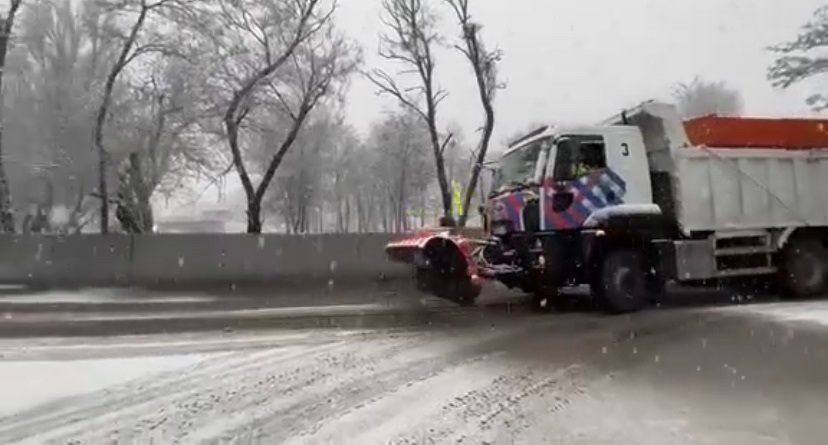 На дорогах Днепра работает дорожная техника - фото: dniprorada.gov.ua