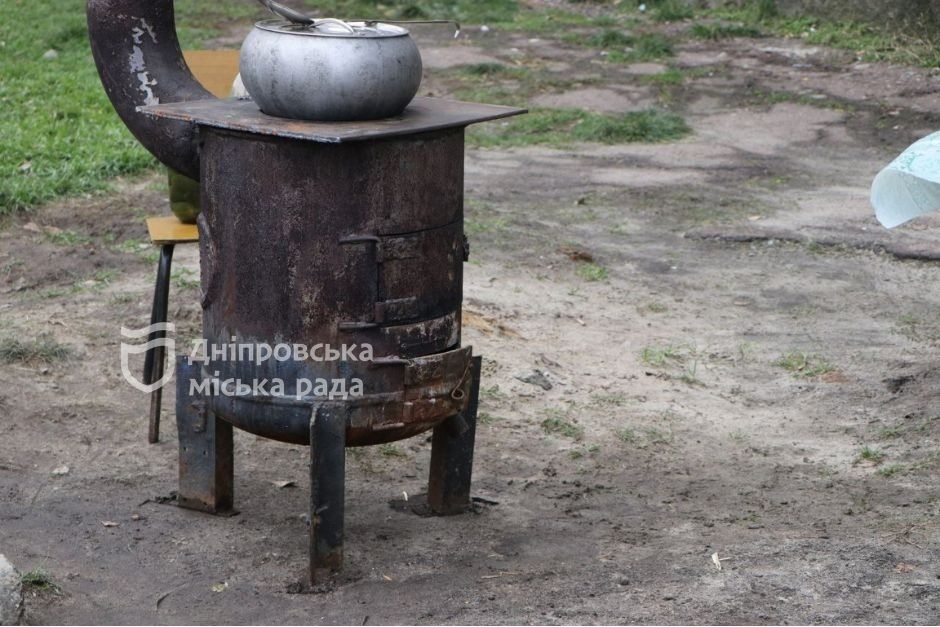 У Дніпрі в "Пунктах Незламності" з'явилися буржуйки та піч на дровах