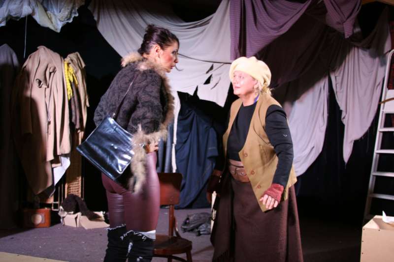 Вистава "Дорога Памела, або як би нам пришити стареньку" у театрі