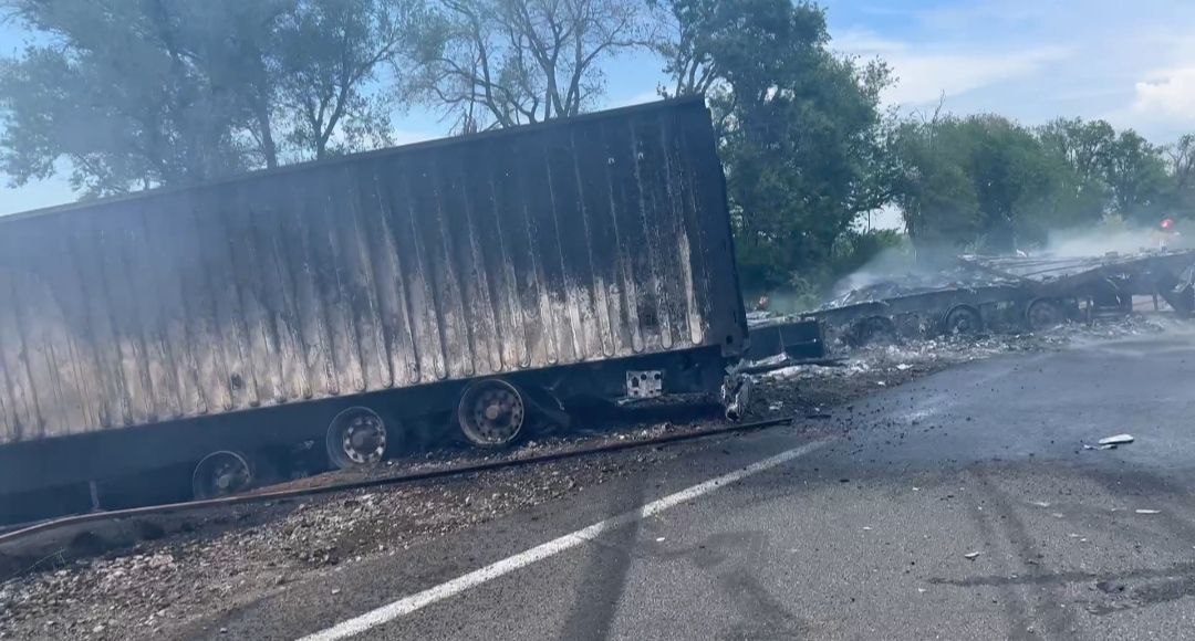 На трассе Днепро-Кривой Рог, в районе Софиевки и села Вишневое столкнулись два грузовика