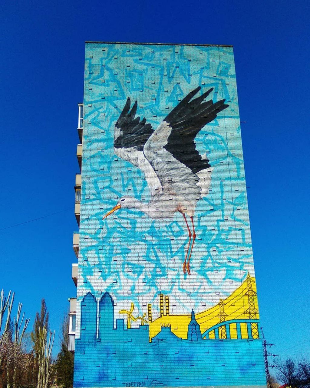 Мурал "Лелека" виконаний у жовто-блакитних кольорах