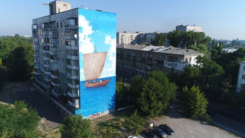 Мурал, на якому намалювали козацьку чайку з гербом України