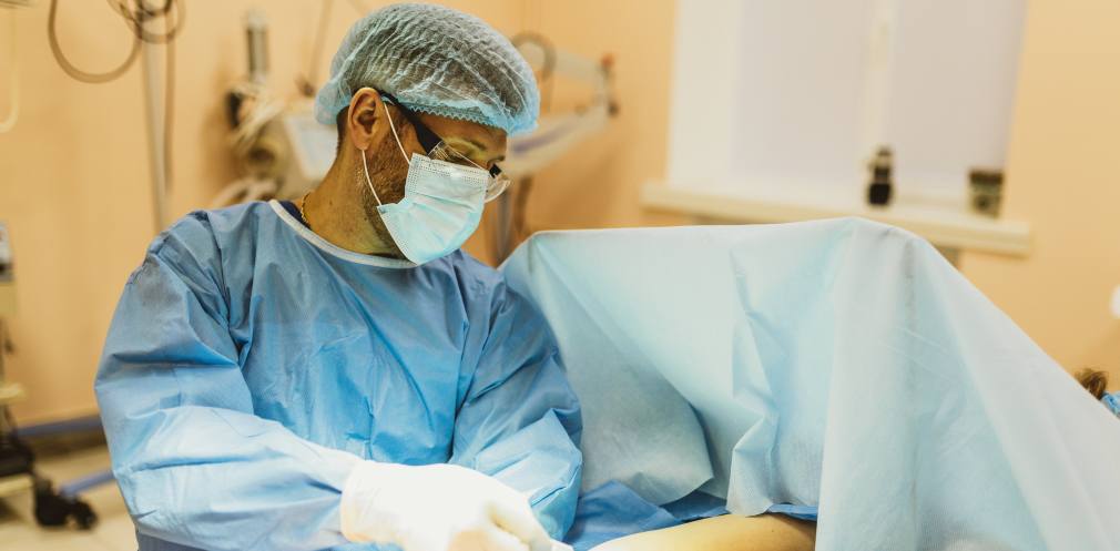 Хирург ежедневно спасает раненых людей - фото: adm.dp.gov.ua