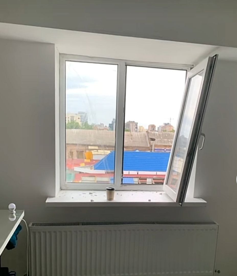 В результате ракетного удара в студии вылетело окно