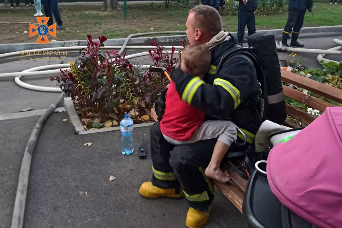 У Покрові на пожежі врятували 6-річного хлопчика